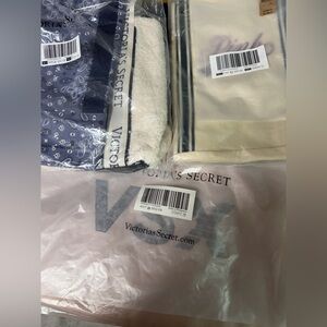 Lot of 4 NEW TOTES!!! PINK Victoria's Secret/VS